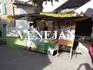 image aérienne du marché de Vénéjan
